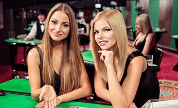 Người chơi tận hưởng game slot tại vff88 hiện đang mở